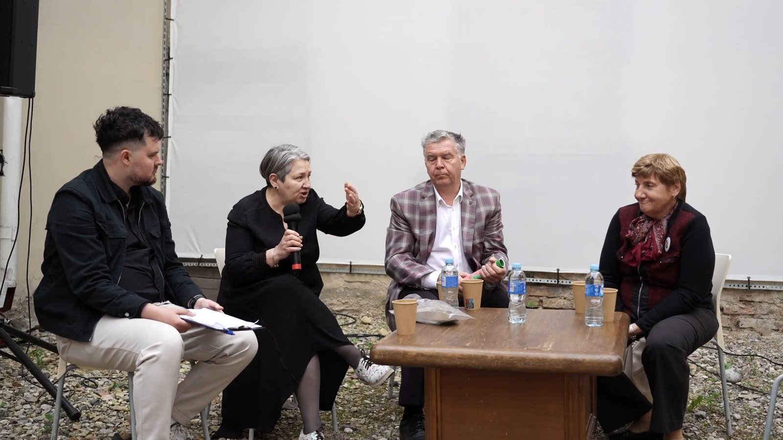 Tatjana Narkevičienė kalba diskusijoje „Laisvės kelias: nuo Baltijos iki Juodosios jūros“ Laisvės kovų pažinimo centro kiemelyje Vilniuje; šalia – moderatorius Leonardas Augustis, Valdas Rakutis ir Angonita Rupšytė