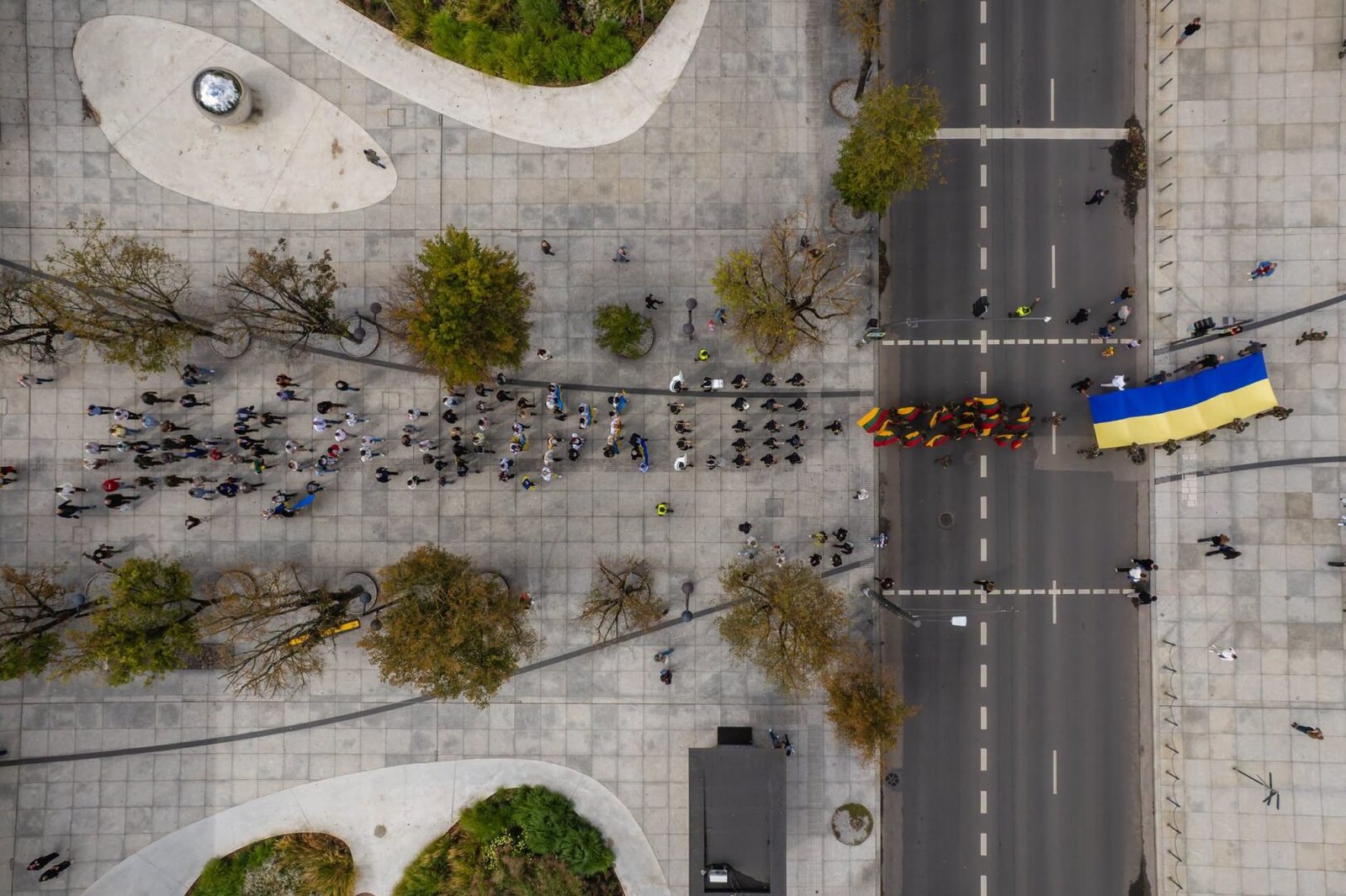 Didžiulė Ukrainos vėliava Laisvės alėjoje ir minėjimo dalyviai iš viršaus – Ukrainos Nepriklausomybės diena Kaune, 2026 m. rugpjūčio 24 d.