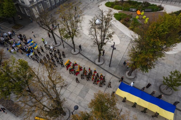 Eisena Laisvės alėja iš viršaus: orkestras, šauliai su trispalvėmis ir Ukrainos vėliavą nešantys kariai