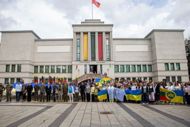 Minėjimo dalyviai su Lietuvos ir Ukrainos vėliavomis prie Vytauto Didžiojo karo muziejaus