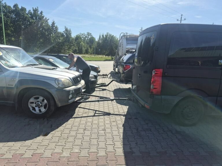 Savanoris tvirtina tempimo trikampį tarp fondo Crafterio ir tempiamo Hyundai Terracan sustojus aikštelėje