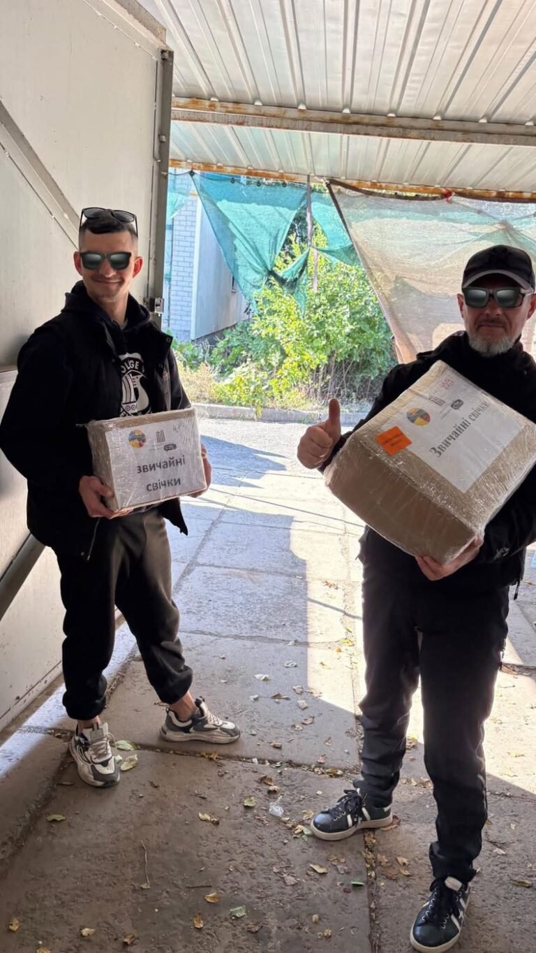 Du kariai laiko dėžes su „Visi išvien“ ženklu ir užrašu „Paprastos žvakės“